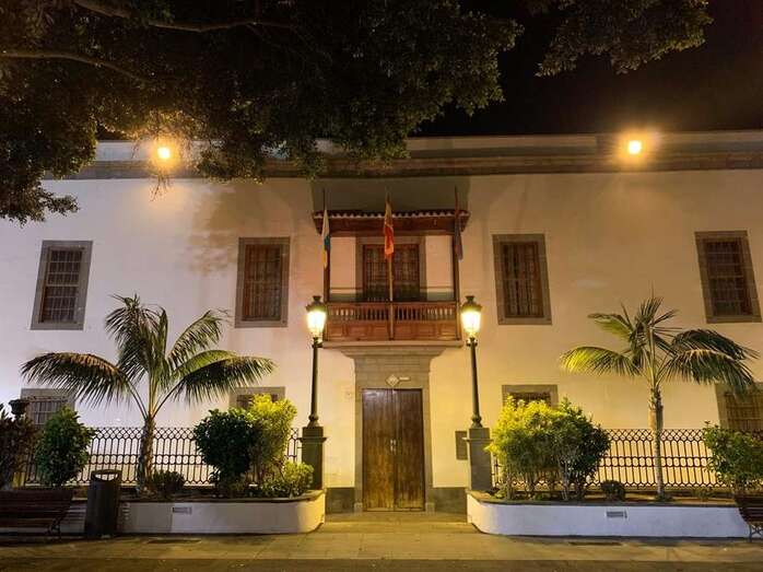 La fachada de las Casas Consistoriales de San Juan, morada/TA.